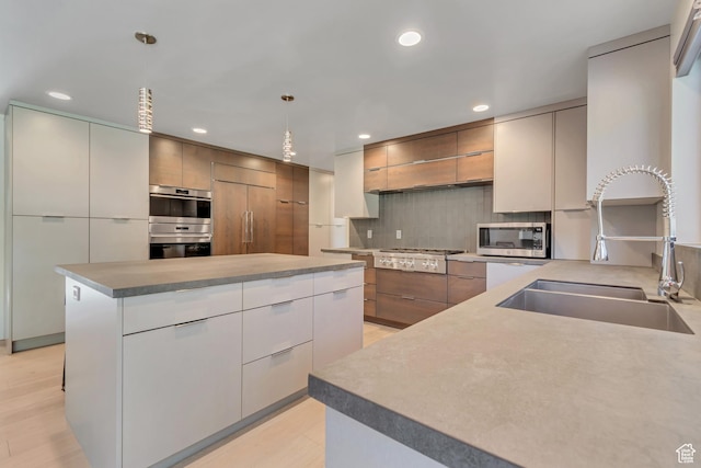 22 S Sunwood Ln, Sandy, UT 84092 - kitchen featuring appliances with stainless steel finishes, modern cabinets, decorative backsplash, recessed lighting, and decorative light fixtures