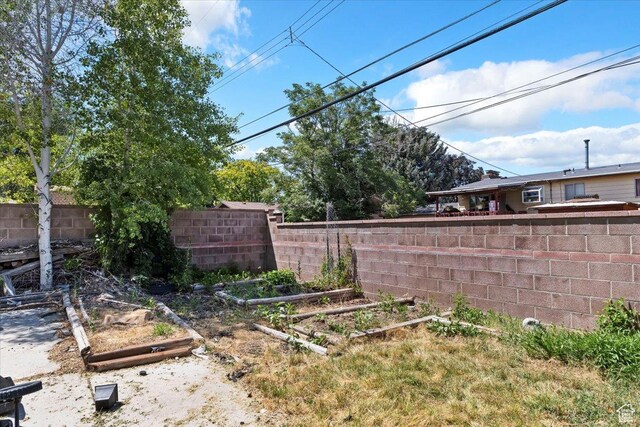 3524 W Meadowbrook Dr, West Valley City, UT 84119 - view of yard featuring a vegetable garden