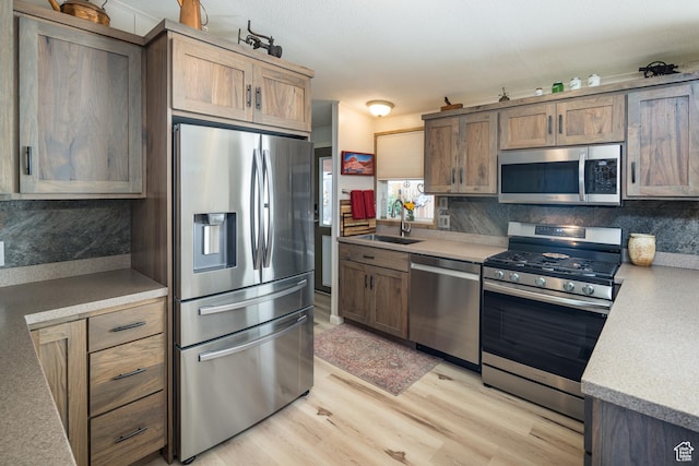 460 E Bowen Cir, Moab, UT 84532 - kitchen with stainless steel appliances, tasteful backsplash, light wood-style floors, and light countertops