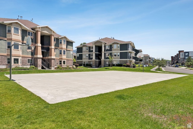 8229 S Resaca Dr Unit D11, Sandy, UT 84070 - surrounding community featuring community basketball court, a yard, and a residential view