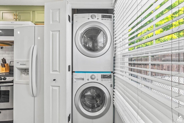 555 E 400 N, Springville, UT 84663 - laundry room with stacked washer / drying machine