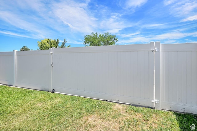 2743 W 7460 S, West Jordan, UT 84084 - view of yard featuring a gate
