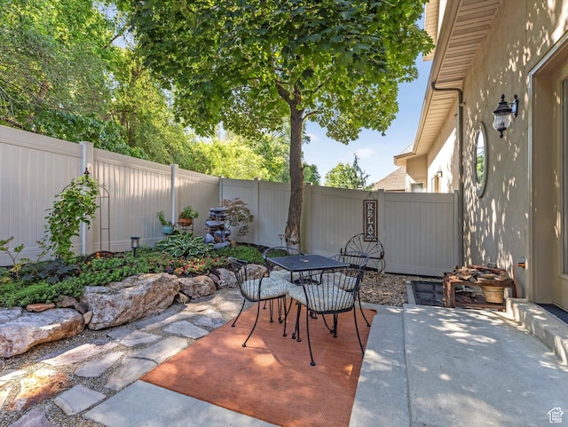 1832 E Cottonwood Glen Ct, Salt Lake City, UT 84117 - fenced backyard with outdoor dining space and a patio
