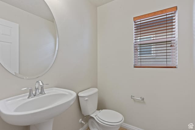 2794 W Harker Ridge Cv, Salt Lake City, UT 84129 - bathroom featuring baseboards and a sink
