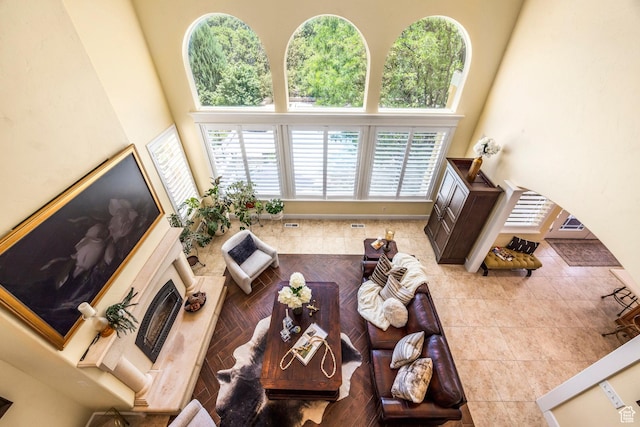 897 W Pfeifferhorn Dr, Alpine, UT 84004 - living room with a towering ceiling