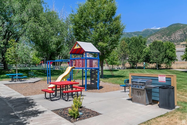 1012 W Willow Wind Dr, Farmington, UT 84025 - community play area featuring a yard and a mountain view