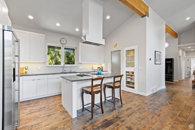 249 S Parkview Dr E, Park City, UT 84098 - kitchen featuring stainless steel appliances, modern cabinets, a center island, a kitchen bar, and high vaulted ceiling