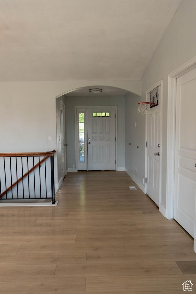 4636 E Ponderosa Way, Eagle Mountain, UT 84005 - entrance foyer with arched walkways and light wood-type flooring