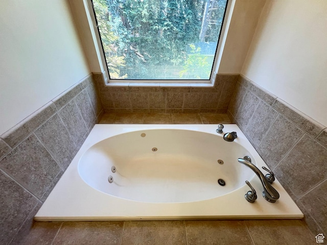 3550 E Oakview Dr, Millcreek, UT 84124 - bathroom with a jetted tub