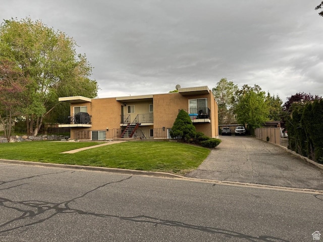 266 E Center St, Centerville, UT 84014 - view of front facade featuring stucco siding, a front yard, and driveway