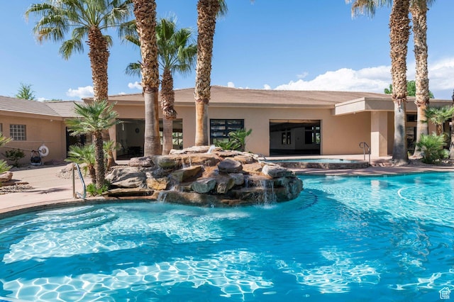 1557 S Stone Cliff Dr, St George, UT 84790 - view of swimming pool with a pool with connected hot tub