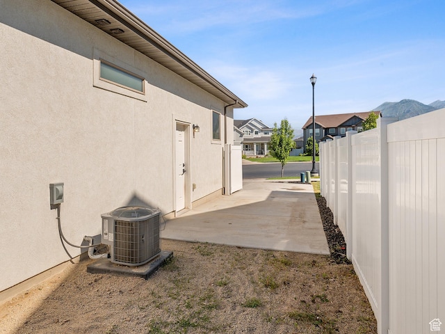 2148 E 970 N, Spanish Fork, UT 84660 - view of yard featuring a patio area and a residential view