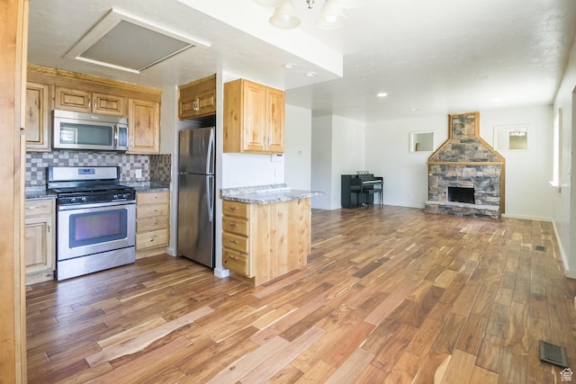 168 S 100 W, Roosevelt, UT 84066 - kitchen featuring stainless steel appliances, wood finished floors, tasteful backsplash, open floor plan, and recessed lighting