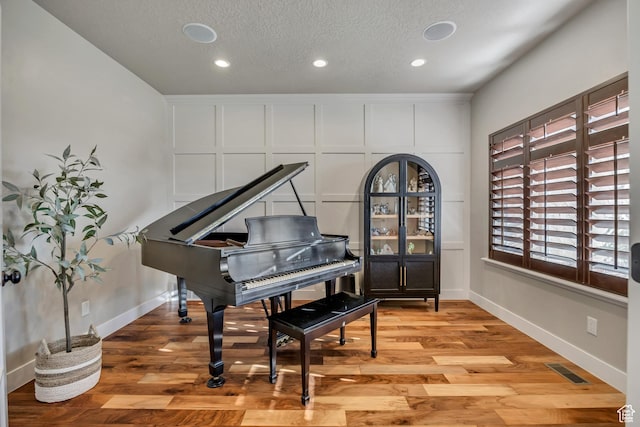 789 Eliza Ct, Farmington, UT 84025 - sitting room featuring light wood-type flooring, recessed lighting, and a textured ceiling
