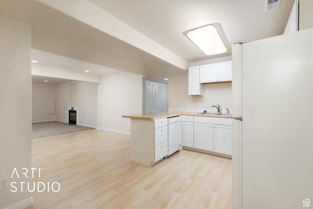 796 N 200 W, American Fork, UT 84003 - kitchen with white appliances, light wood-style floors, a peninsula, white cabinets, and light countertops