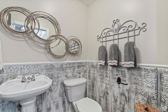 1677 E Wylie Ln, Draper, UT 84020 - half bath featuring a wainscoted wall and toilet