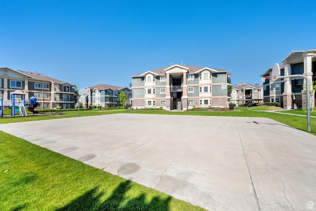 8264 S Resaca Dr Unit K9, Sandy, UT 84070 - exterior space featuring community basketball court, a residential view, and a lawn