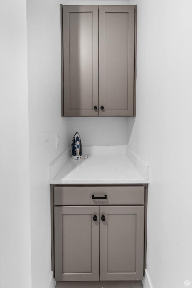 5488 N Valley Rd E, Lehi, UT 84043 - bar with baseboards