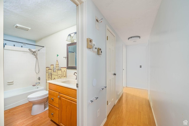 564 S 940 W, Cedar City, UT 84720 - bathroom featuring wood finished floors, vanity, shower / bathtub combination, and a textured ceiling