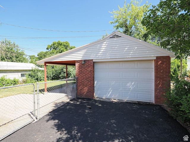 2375 E Redondo Ave, Salt Lake City, UT 84108 - detached garage featuring asphalt driveway