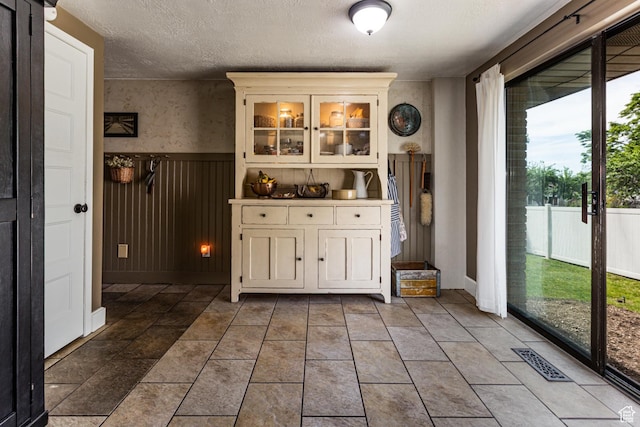 453 Sheridan Cir, Centerville, UT 84014 - bar with wainscoting