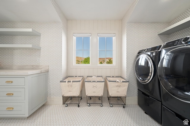 2916 S 300 E, Washington, UT 84780 - laundry area featuring wallpapered walls and washer and dryer