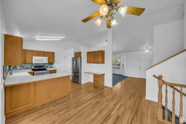 971 N 600 E, Springville, UT 84663 - kitchen with appliances with stainless steel finishes, lofted ceiling, light wood-style floors, ceiling fan, and backsplash
