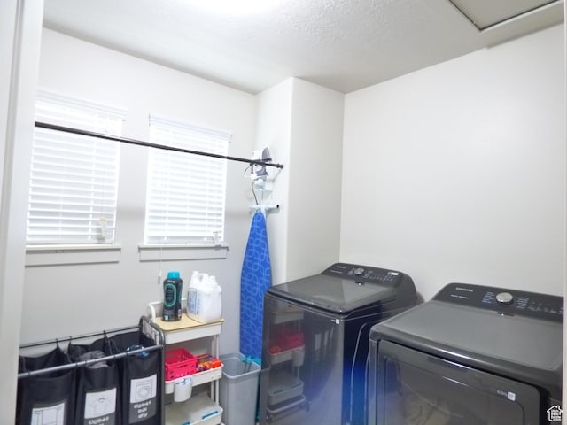 375 W Park Vw S, Spanish Fork, UT 84660 - laundry room with washing machine and clothes dryer and a textured ceiling