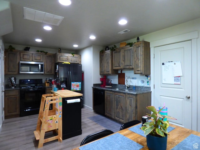 375 W Park Vw S, Spanish Fork, UT 84660 - kitchen with black appliances, light wood-style floors, recessed lighting, and a center island