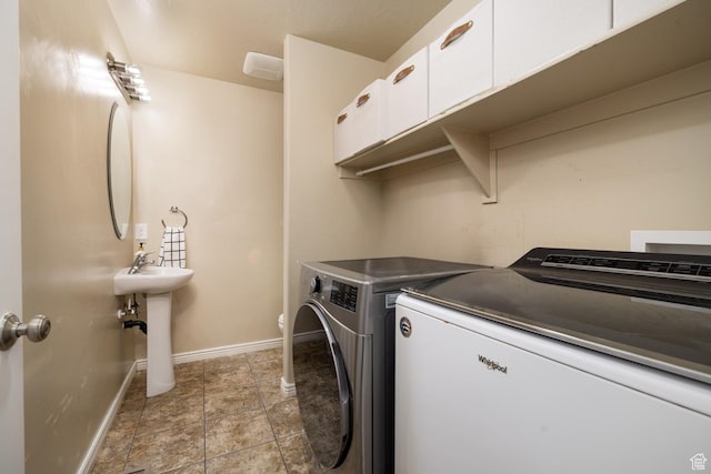 392 E 2900 S, Vernal, UT 84078 - laundry area with washing machine and clothes dryer and baseboards