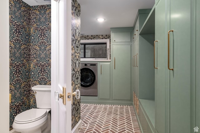 4605 S Ledgemont Dr E, Salt Lake City, UT 84124 - bathroom featuring washer / clothes dryer, a shower with shower door, and wallpapered walls