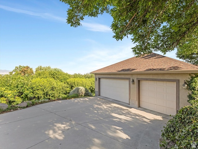 2960 E Oak Park Ln S, Holladay, UT 84117 - garage with concrete driveway