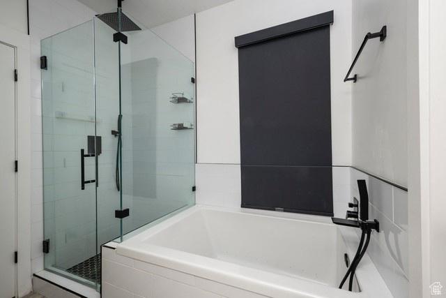 63 E Bridle Villa Dr, Draper, UT 84020 - full bath featuring a shower stall and a bath