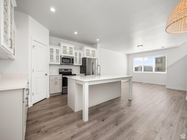 475 S 900 W, American Fork, UT 84003 - kitchen featuring appliances with stainless steel finishes, light wood-style floors, a center island with sink, light countertops, and recessed lighting