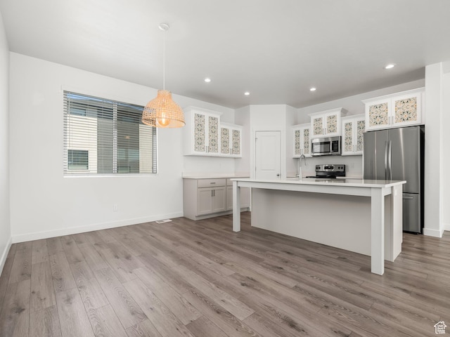 475 S 900 W, American Fork, UT 84003 - kitchen with appliances with stainless steel finishes, light wood-style floors, light countertops, recessed lighting, and a center island with sink