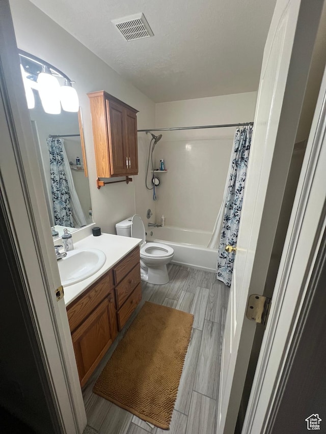 798 W Norway Maple Ct, Payson, UT 84651 - full bathroom featuring vanity, shower / bathtub combination with curtain, and wood finish floors
