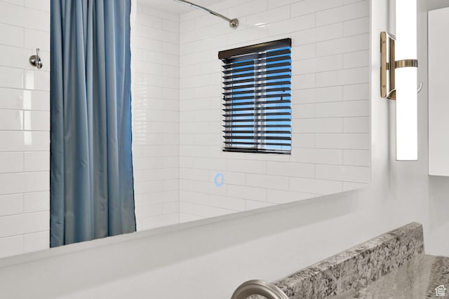 648 W Porter Ln, Centerville, UT 84014 - detailed view of a shower with curtain