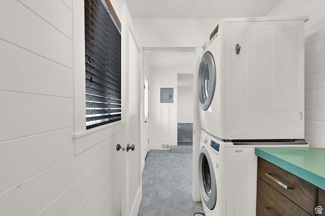 648 W Porter Ln, Centerville, UT 84014 - laundry area featuring stacked washing machine and dryer