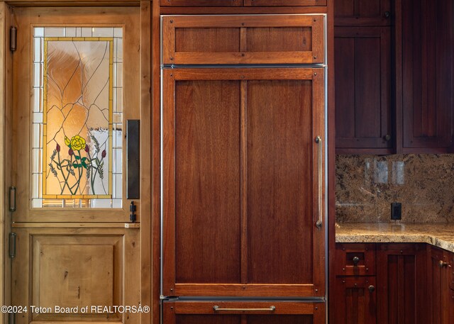 details featuring tasteful backsplash