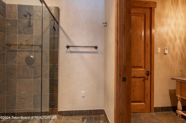 bathroom featuring a tile shower