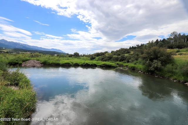 water view with a mountain view