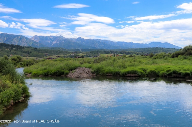 water view with a mountain view