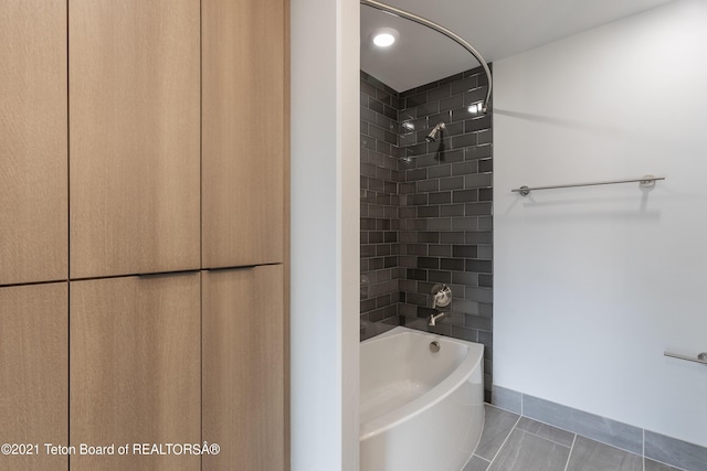 bathroom with tiled shower / bath combo