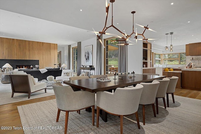 dining room featuring light hardwood / wood-style flooring, a notable chandelier, and sink