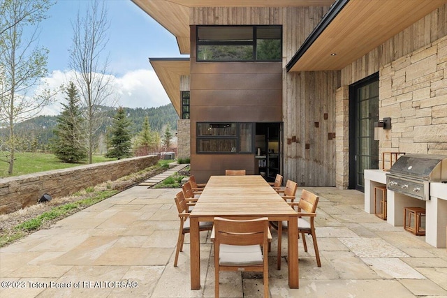 view of patio with an outdoor kitchen and grilling area