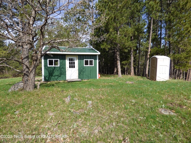 view of shed / structure with a lawn