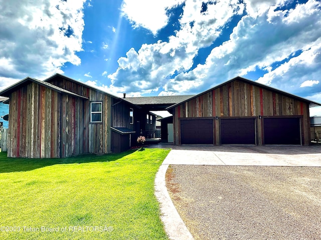 view of front of property featuring a front lawn and a garage