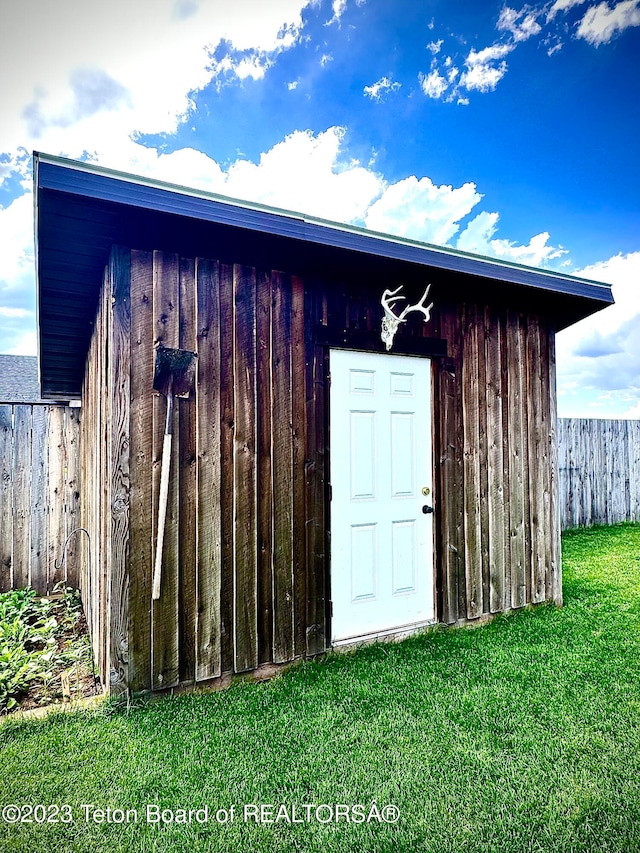 view of outdoor structure with a yard