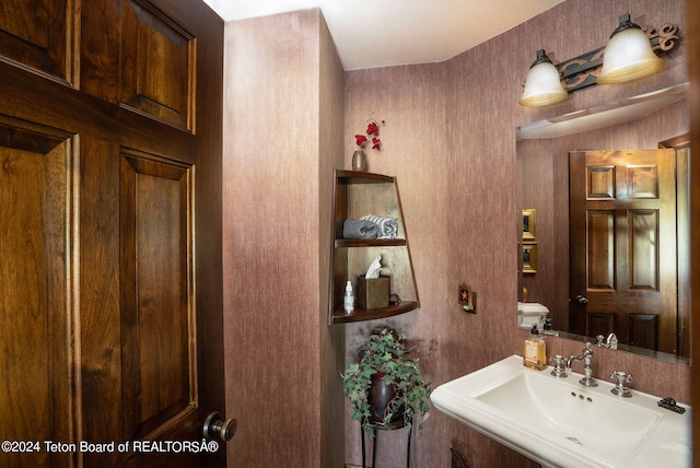 bathroom featuring toilet and sink