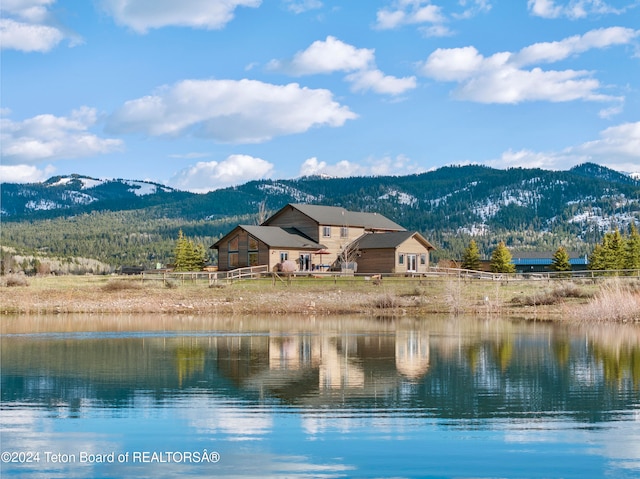 water view with a mountain view